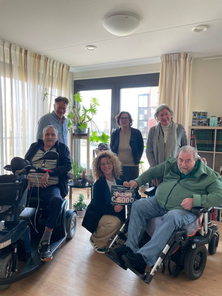 Wij hebben een cheque van 5000 euro gekregen van stichting Darius.JPG